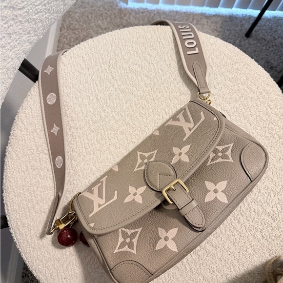 Louis Vuitton Beige Monogram Shoulder Bag - Picture 4 of 8